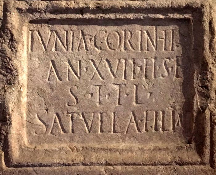 Надгробная плита, где есть надпись «Sit tibi terra levis».