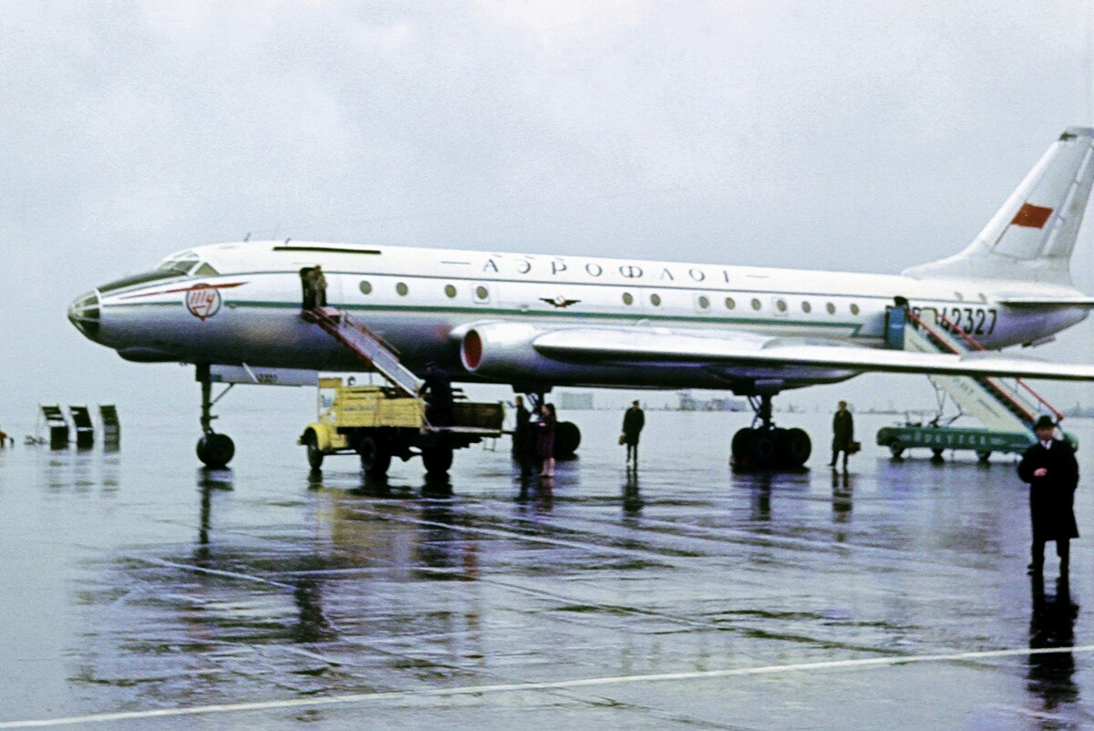 ТУ-104, борт номер 42327.  Фото с Яндекса