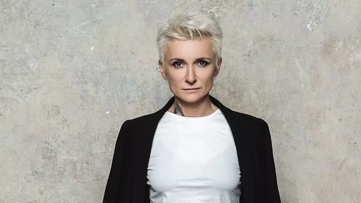     Концерты Дианы Арбениной (на фото) и группы «Ночные снайперы» в Южно-Сахалинске и Владивостоке отменили за несколько дней до проведения. Певица заявила, что выступление в Южно-Сахалинске отменили из-за фестиваля чирлидерш, а во Владивостоке из-за «двенадцати кривоногих упырей».