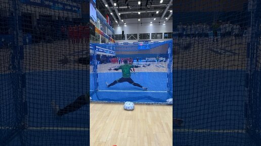 вратарь в футзале отбивает пенальти эмоции болельщиков