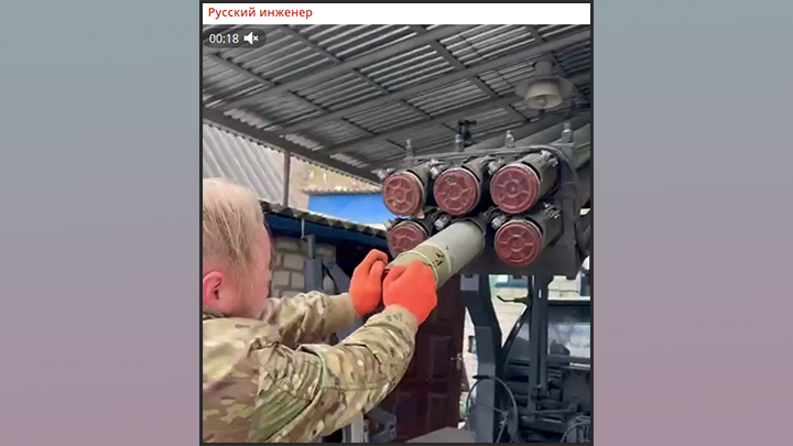 В РОЛИКЕ УКРАИНСКИЕ ВОЯКИ ЗАРАЖАЮТ НУРСЫ В САМОПАЛЬНЫЕ УСТАНОВКИ ВОЗЛЕ ЖИЛЫХ ДОМОВ. СКРИНШОТ ТГ-КАНАЛА "РУССКИЙ ИНЖЕНЕР"
