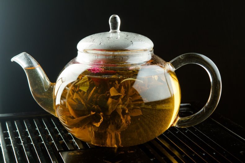 Время и способ заваривания. Разные сорта чая требуют определенного времени настаивания. Например, улуны на китайской церемонии контактируют с водой не более 10 секунд. Если передержать листья в воде и не слить жидкость, чай получится горьким. Существует два основных способа заваривания чая — настаивание и пролив.
Для настаивания обычно используют большую посуду — чайники, термосы, френч-прессы или кружки. При этом способе чайный лист контактирует с водой несколько минут — как правило, от 3 до 7.
Для пролива используют небольшой чайник объемом от 80 до 150 мл или гайвань — китайскую посуду для заваривания из глины, фарфора или стекла. Конструкция состоит из блюдца, чаши и крышки. У гайвани нет носика, который может забиться, поэтому она подходит для заваривания мелких листьев.
При проливе чай заливают небольшим количеством воды, ждут от 10 секунд до 1 минуты, а затем сливают настой в чашку и заливают чай еще раз. По сути, пролив — это многократное заваривание с очень коротким временем настаивания. Проливы можно делать от 5 до 15 раз в зависимости от сорта чая.
Общие правила заваривания чая чаще выглядят так:
Прогрейте чайник перед завариванием. Для этого наполните его примерно на треть горячей водой, подождите 30 секунд и слейте воду.
Положите в чайник листья. Обычно требуется 2–3 г или одна полная чайная ложка на 250 мл воды. Если вы используете фильтр, убедитесь, что он максимально большой по отношению к объему чайника. Чем больше у чая будет места, тем лучше результат. Залейте листья горячей водой. После первого заваривания сильно ферментированных чаев воду рекомендуют сливать, чтобы промыть и подготовить листья. Затем заливайте новую порцию воды.
Дайте чаю настояться 3–7 минут, затем прервите заваривание. Для этого перелейте настой в другую емкость или извлеките заварочный фильтр.
Общие правила подразумевают только настаивание чая, но заваривать разные сорта можно также и проливом. Однако для каждого сорта чая существуют определенные нюансы. Разберем их подробнее.
На каждый сорт чая — свои правила заваривания
Для каждого сорта чая существуют рекомендации по пропорциям, температуре и времени заваривания. При соблюдении этих параметров вкус и аромат напитка раскроется в полной мере.
✅ Черный/красный чай. Чтобы максимально раскрыть вкус чая, необходимо ориентироваться на тип сырья. Сорта из свежего и мягкого листа лучше заваривать проливом, при этом использовать воду температурой 85–90 °С. Для более старого и грубого листа лучше взять воду температурой 90–95 °С и использовать настаивание. При этом лучше взять 5–7 г чая на 150 мл воды и настаивать 3–5 минут. Допустимое количество проливов — до 5.