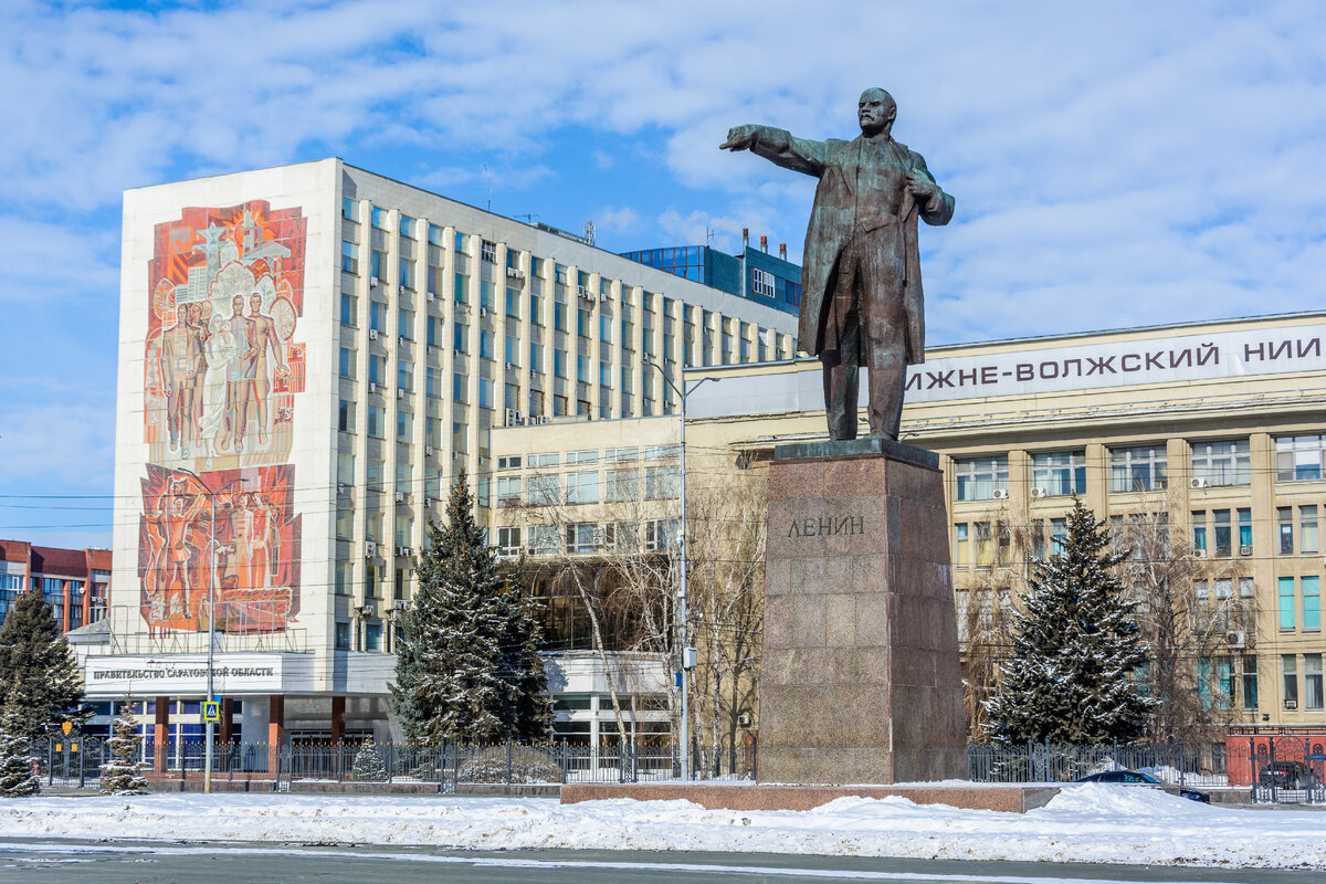Памятник Ленину в Саратове и то больше, хоть и был поставлен уже после войны, в 1970 году