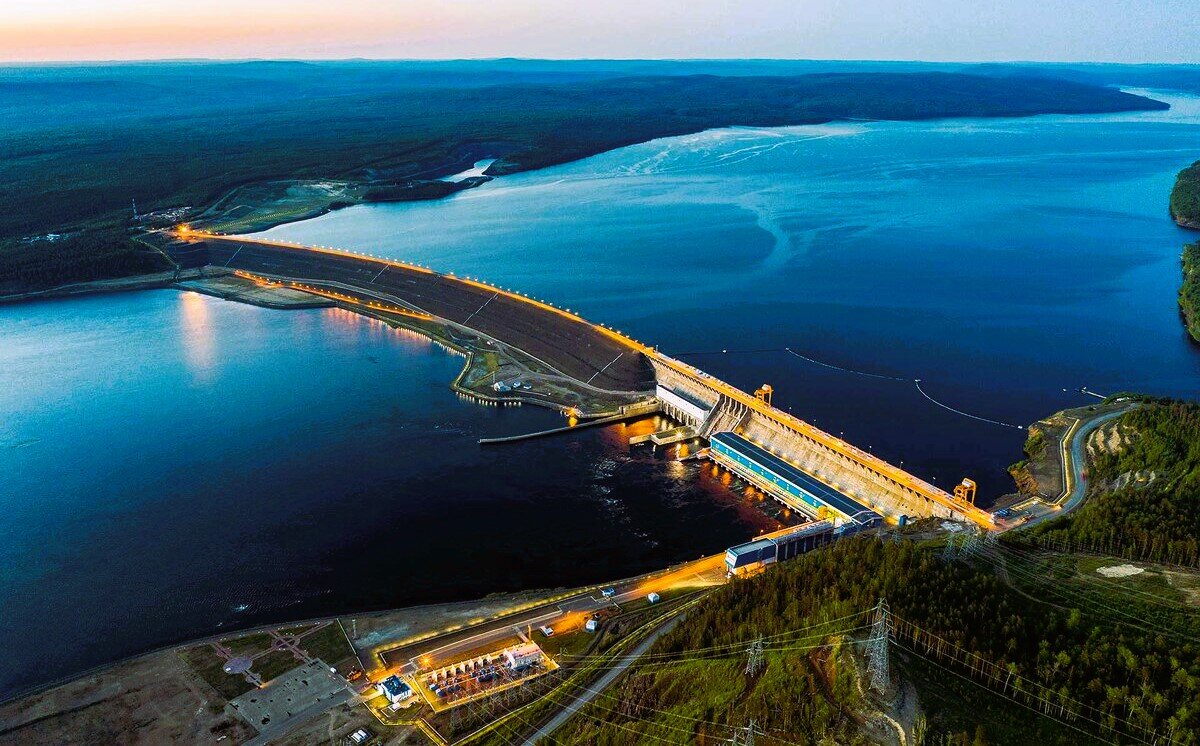 Красноярский край, река Ангара. Самая новая станция в России. Вывод на полную мощность состоялся в 2015 году. Установленная мощность 2997 мвт.