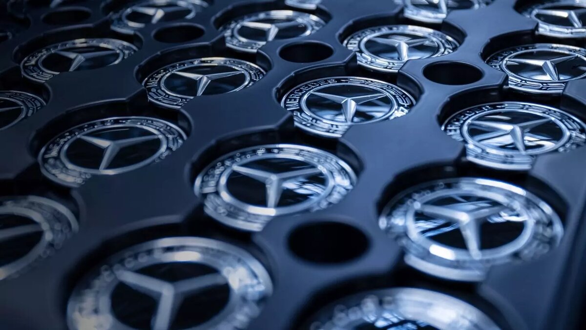     Глава «Мерседеса» заявил, что, несмотря на все планы производить только электрические машины после 2030 года, «звездный» концерн сохранит производство автомобилей с двигателем внутреннего сгорания. Против «проголосовали» покупатели — более 80% выбрали в 2023 году бензиновые и дизельные версии.