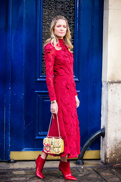 Вывернутые джинсы мода. Фразеологизм шиворот на выворот. Одеть вещь наизнанку примета. Одежда наизнанку примета. Джинсы наизнанку.