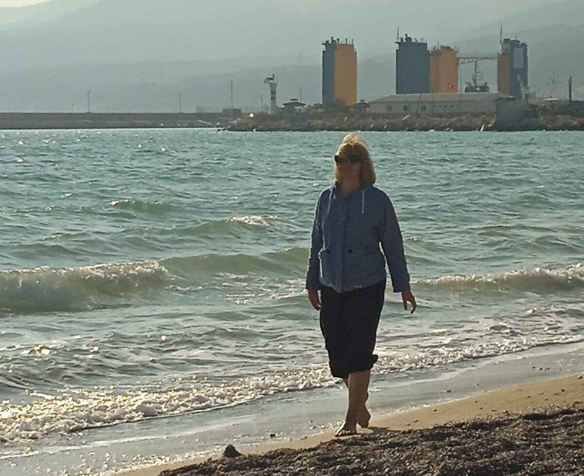 Наталья, гуляющая по прибою