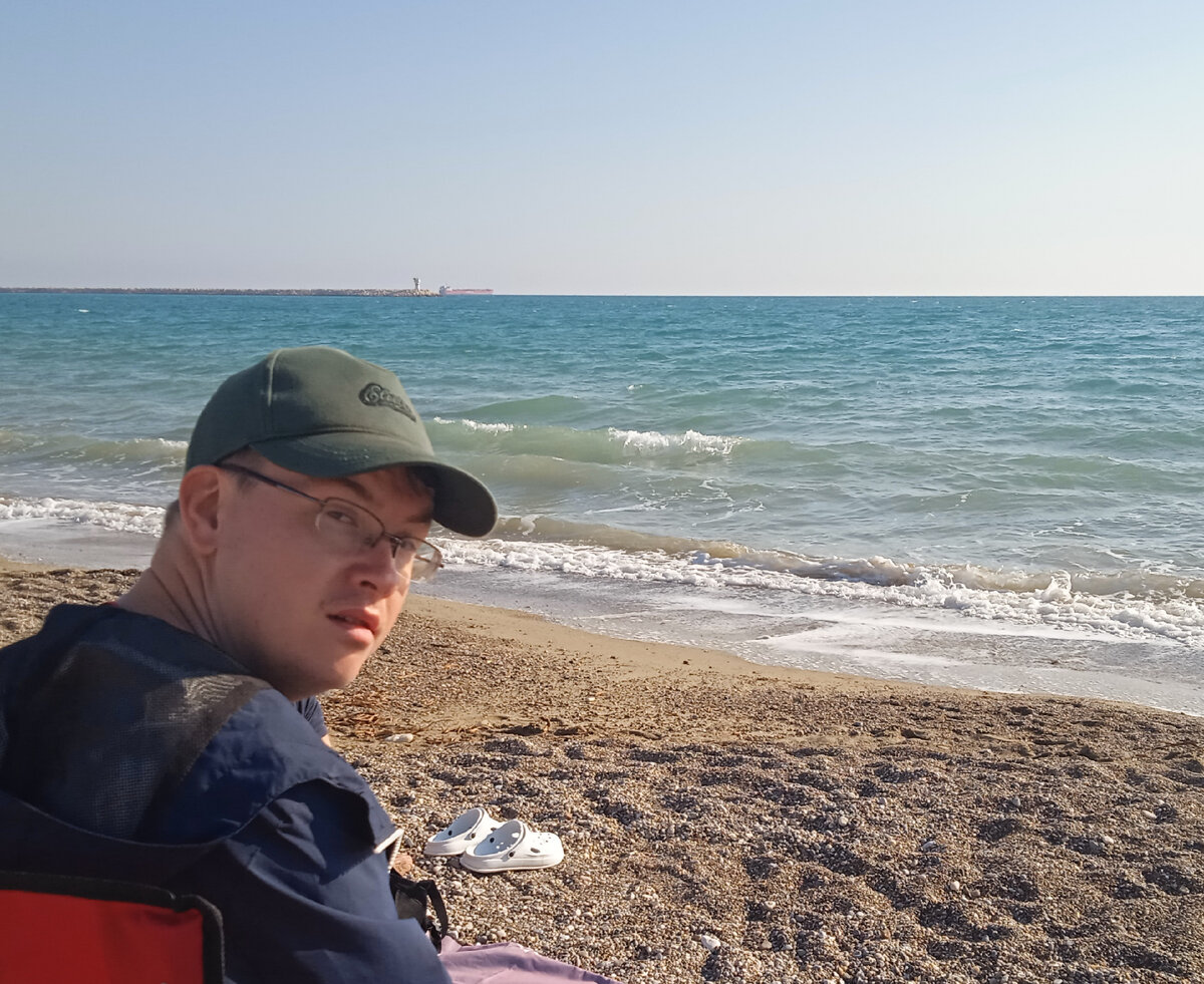 Егор в кресле