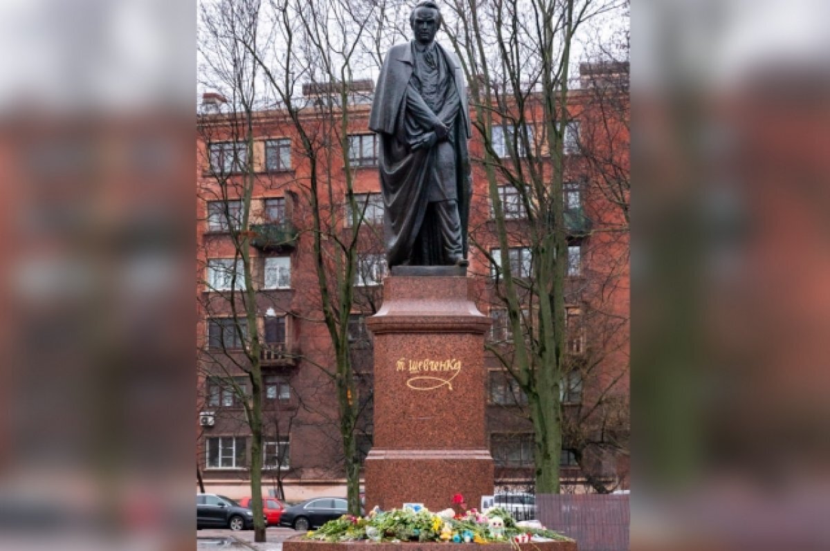    Испортившей знак «Два сердца» петербурженке может грозить уголовное дело
