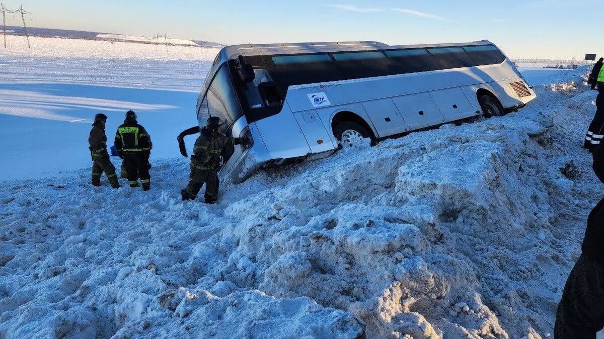     В Нижнекамском районе автобус с пассажирами внутри съехал в кювет и опрокинулся на бок. Соответствующая публикация появилась в Telegram-канале Mash Iptash.