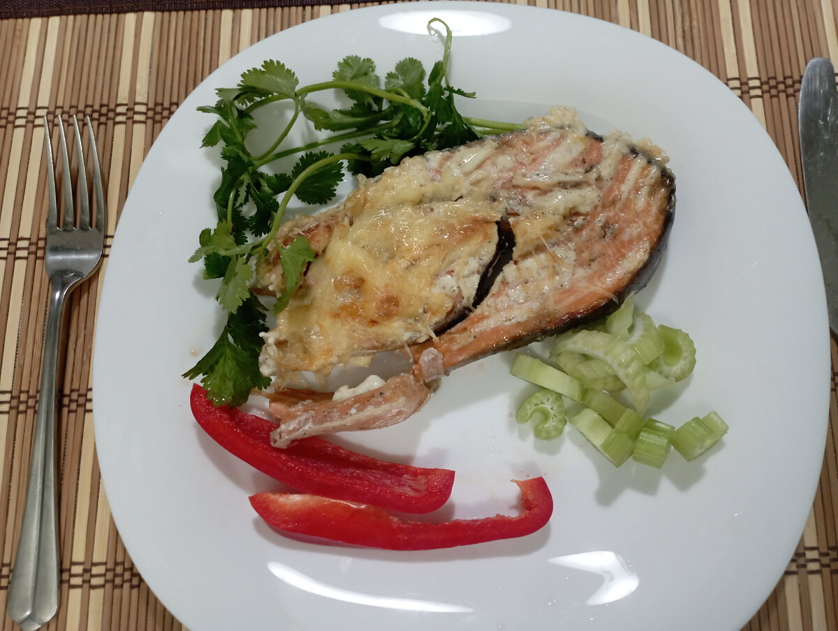 Фото автора. На фото, лосось запечен с сыром.