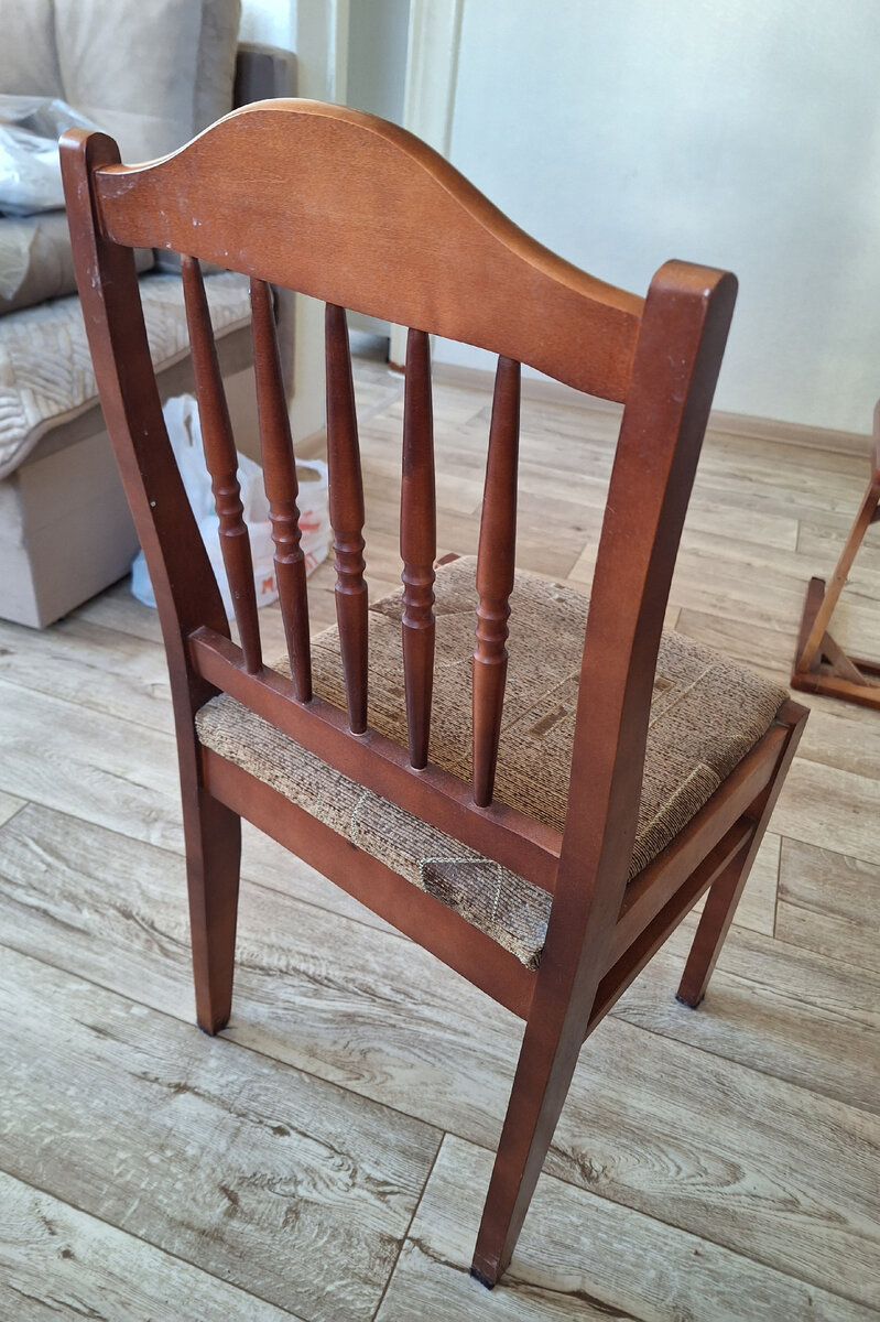 Сзади стул выглядит так