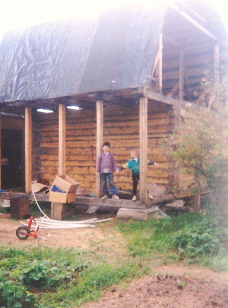 Новый сруб на даче моих родителей на участке 4 сотки в СНТ на Тихоновой Пустыни в 30 км от Калуги так и не был достроен