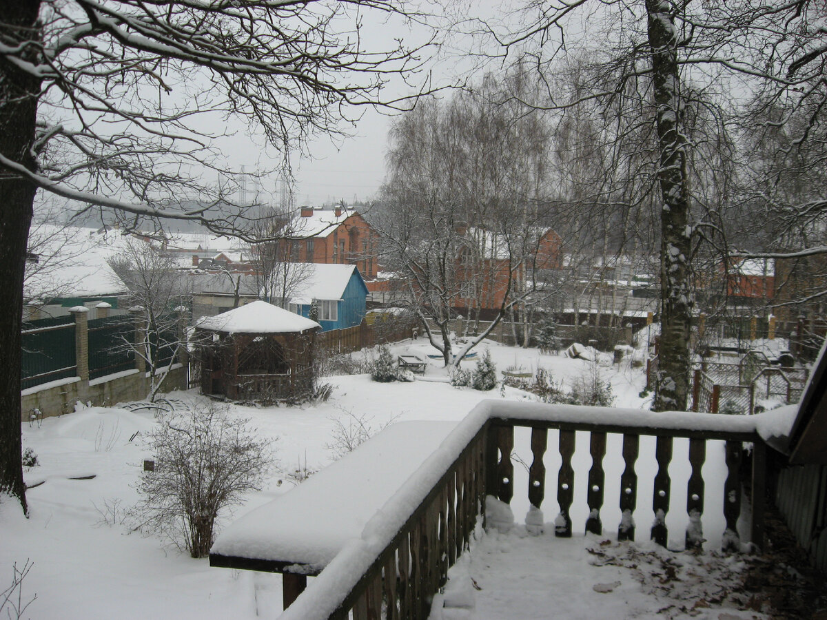 С балкона нашего дома на старом участке виден наш новый дом