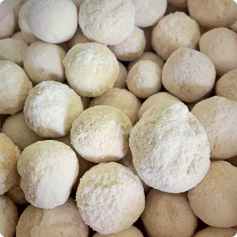 Сейчас можно найти разные виды курта, в некоторые добавляют специи или обваливают в перце. Но классический именно такой как на фото, состоит из творога и соли.