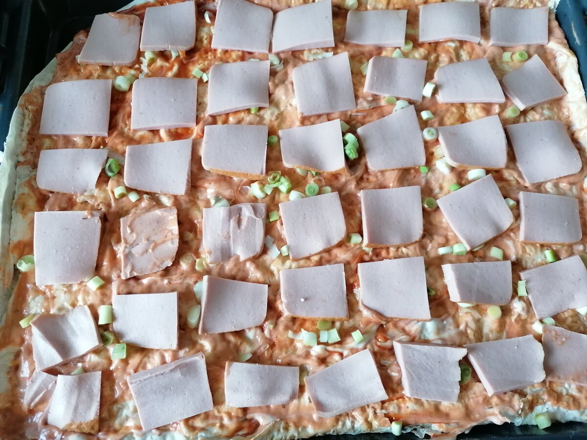 самый вкусный лаваш рецепт. лавашс кольасой и сыром. рулет в лаваше. закуска из лаваша трубочки. самый вкусный лаваш рецепт.