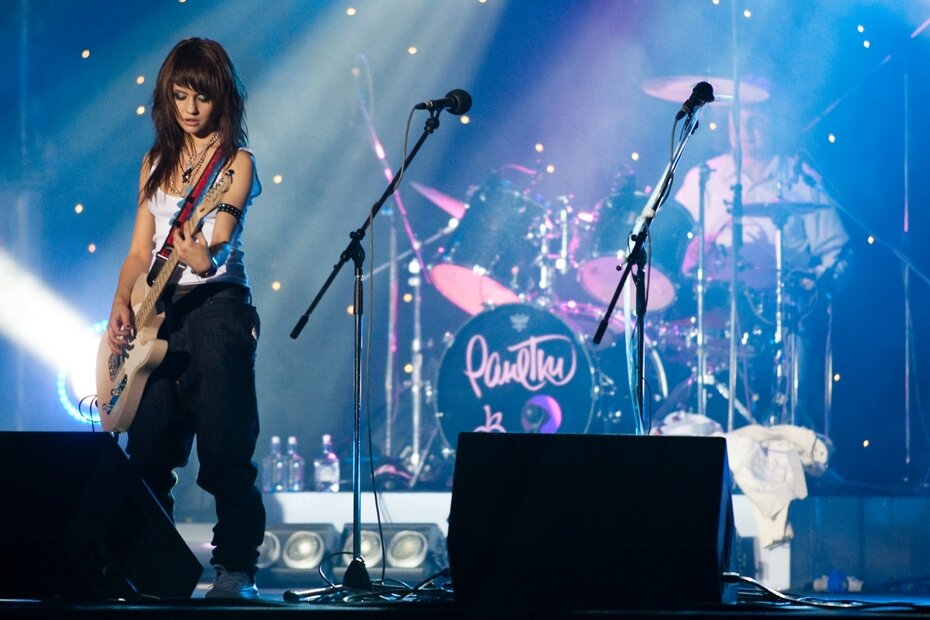 Певица Анна Руднева была популярна в 2000-х, когда состояла в подростковой рок-группе «Ранетки», и сохранила своих поклонников, начав сольную карьеру.-2