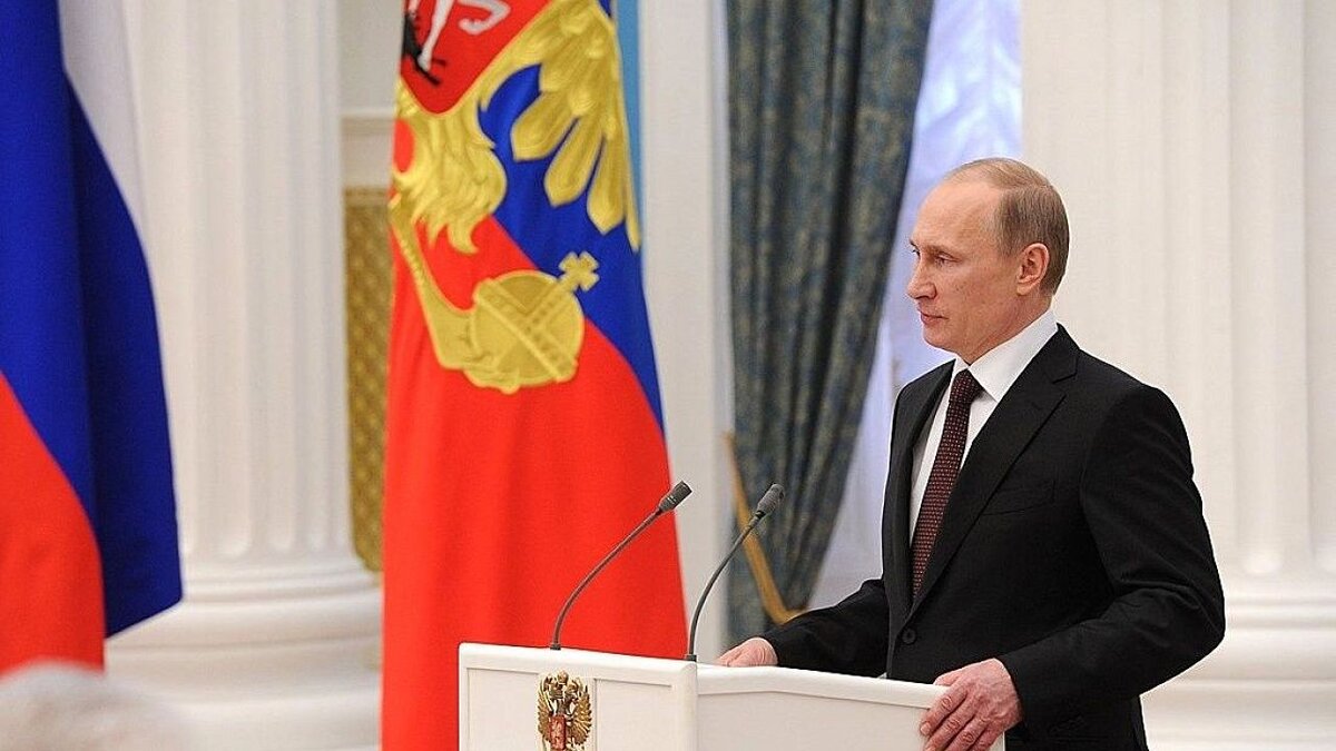    Владимир Путин на церемонии подписания законов о принятии Крыма и Севастополя в состав России. Фото: http://www.kremlin.ru/events/president/transcripts/speeches/20626/photos/19188