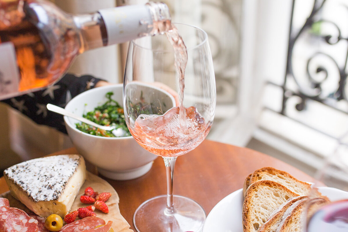 Розовое вино — очень гастрономично, оно очень кстати придётся на праздничный стол к 8 марта