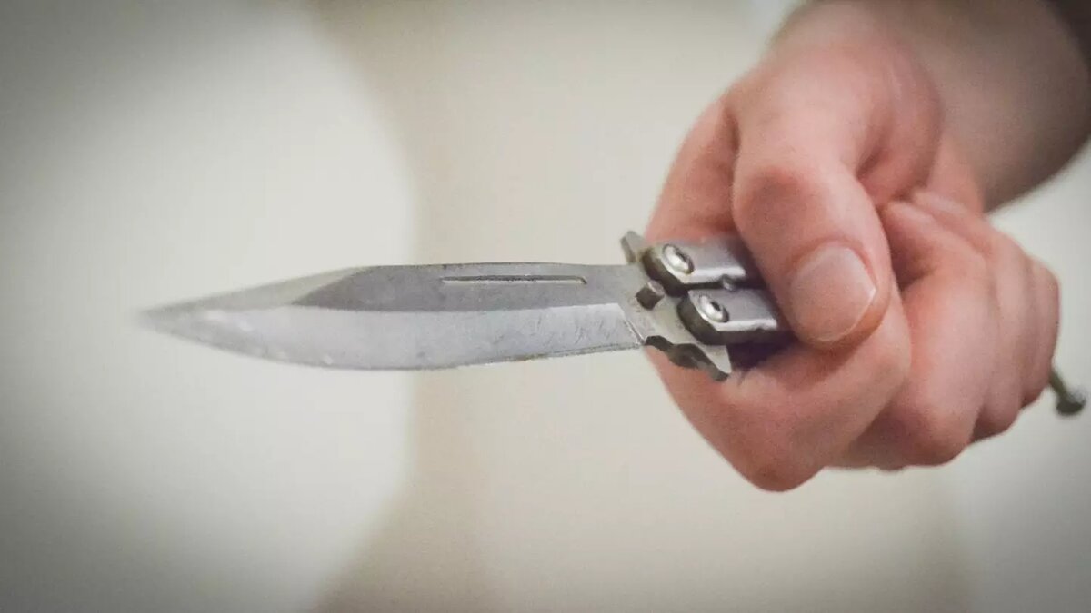     Молодой человек, который с ножом напал на свою мать в жилом комплексе «Светлый» в Куюках, мог состоять на учете у психиатра. Об этом пишет Telegram-канал «КазанДа».