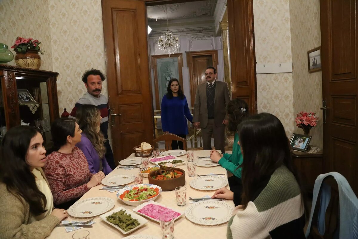 Кадры из сериала «Три сестры». Источник: https://www.kanald.com.tr/uc-kiz-kardes/