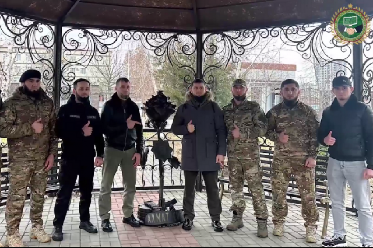    Чеченские бойцы подарили Кадырову цветок из захваченного в зоне СВО оружия