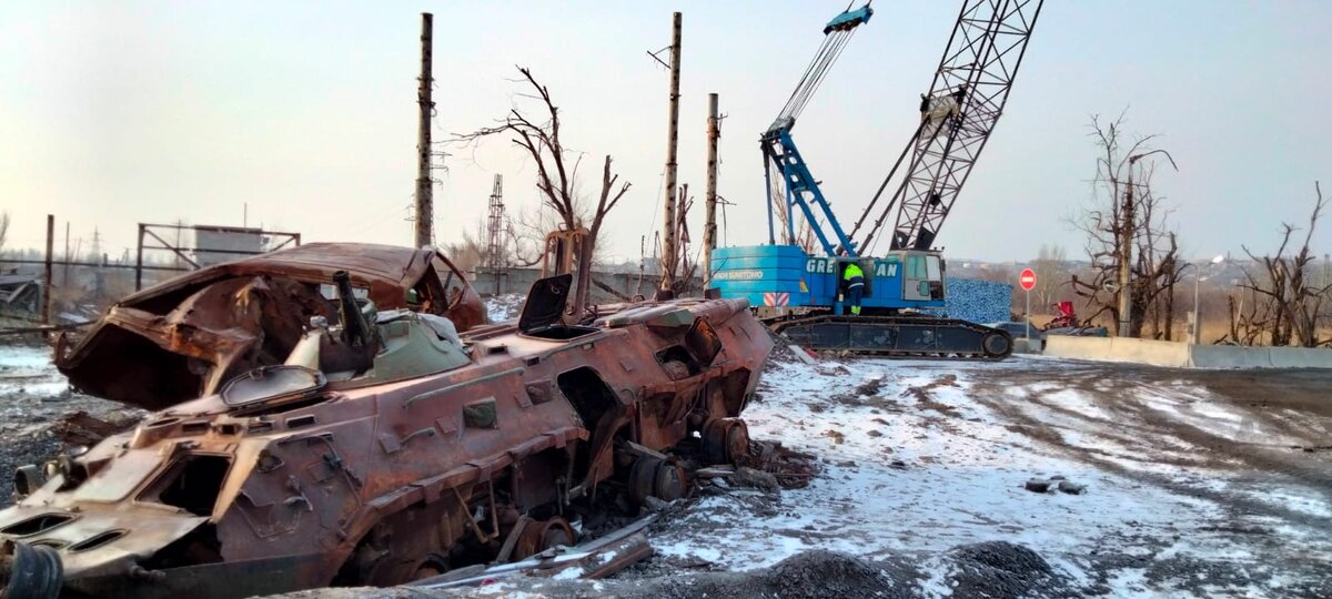 Кран Hitachi Sumitomo SCX1500 на строительстве временной переправы через р. Кальмиус 