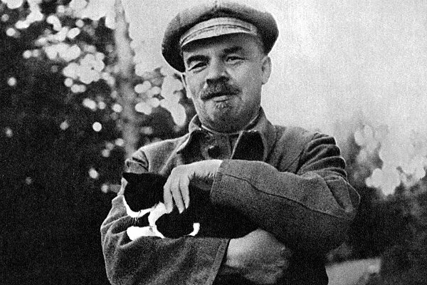 Фотография в открытом доступе: Ленин в кошкой на руке