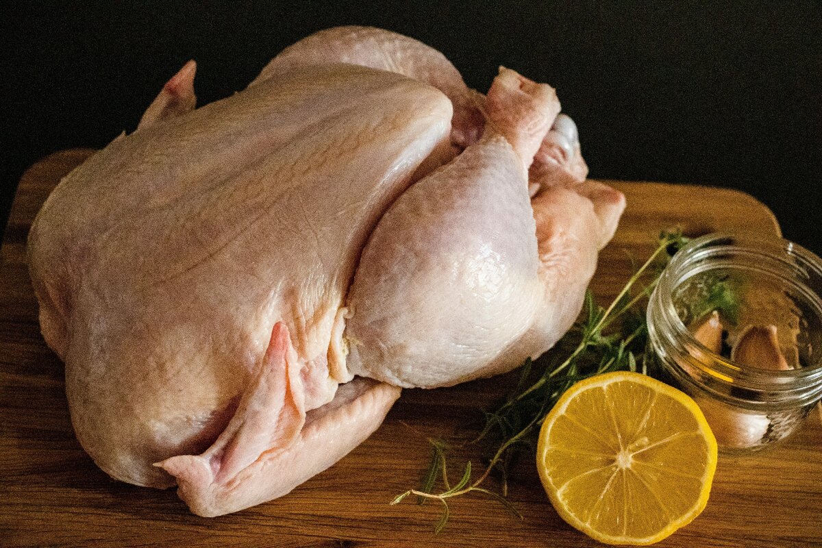  Курица – один из наиболее популярных и ценных источников белка. Но ценность куриного мяса во многом зависит от условий, в которых выращена птица.