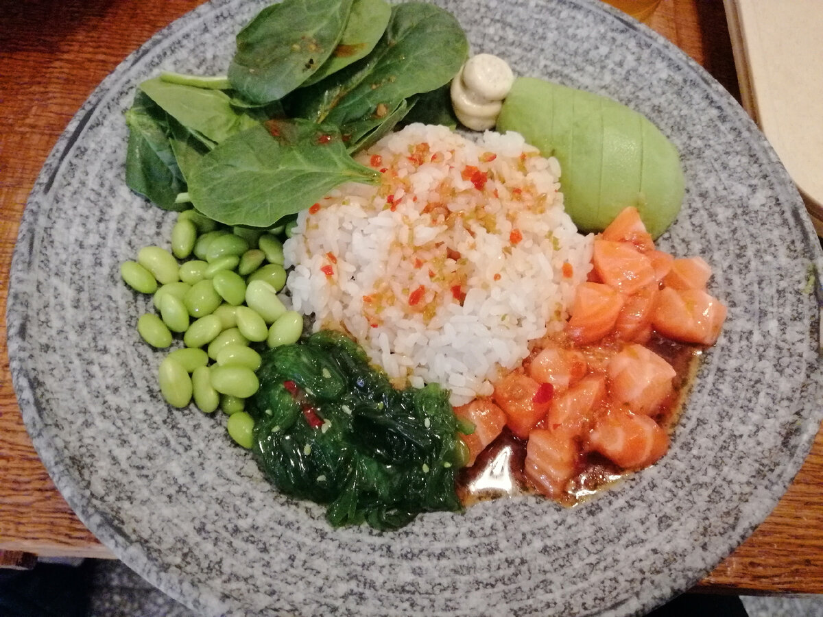 Неудивительно, что я люблю азиатскую кухню. Кимпаб я ем в течение года, он для меня, как сейчас модно говорить, «comfort food», а вот поке почему-то я всегда ела пару раз в год и именно зимой...