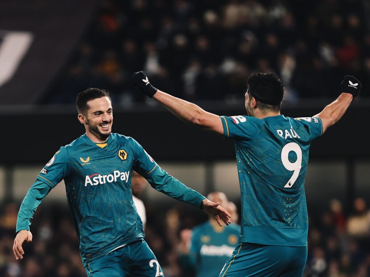    Футболисты "Вулверхэмптона" Пабло Сарабия и Рауль Хименес (слева направо) в матче АПЛ© пресс-служба клуба "Вулверхэмптон"