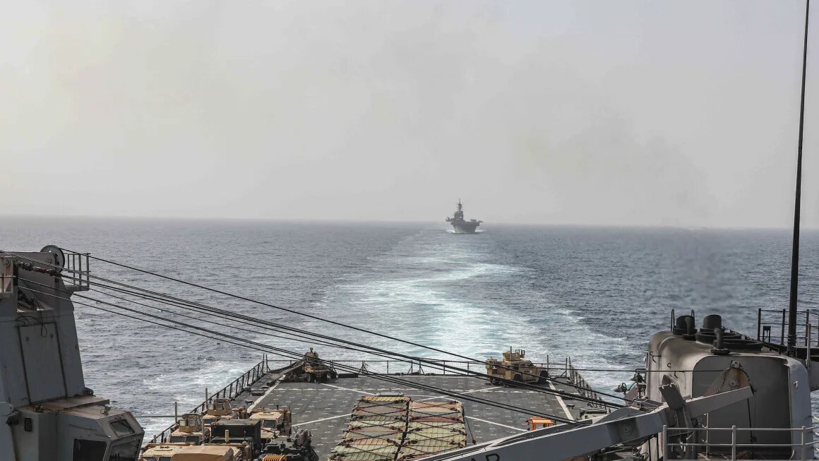 Десантный корабль-док USS Carter Hall и десантный корабль USS Bataan проходят транзитом через Баб-эль-Мандебский пролив. Источник: Mass Communications Spc. 2nd Class Moises Sandoval/Associated Press