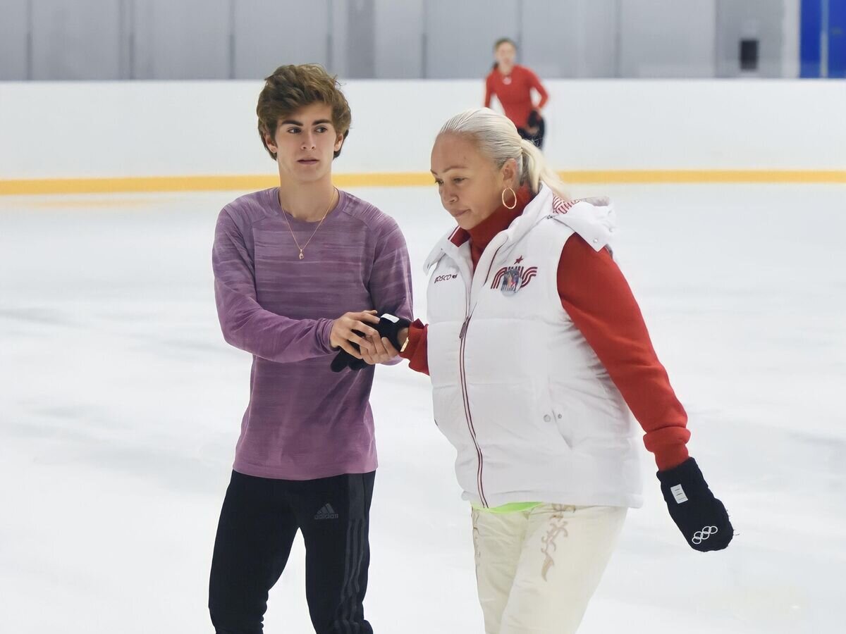    Чемпион командного турнира фигуристов Олимпиады-2022 Марк Кондратюк и тренер Светлана Соколовская© РИА Новости / Андрей Симоненко