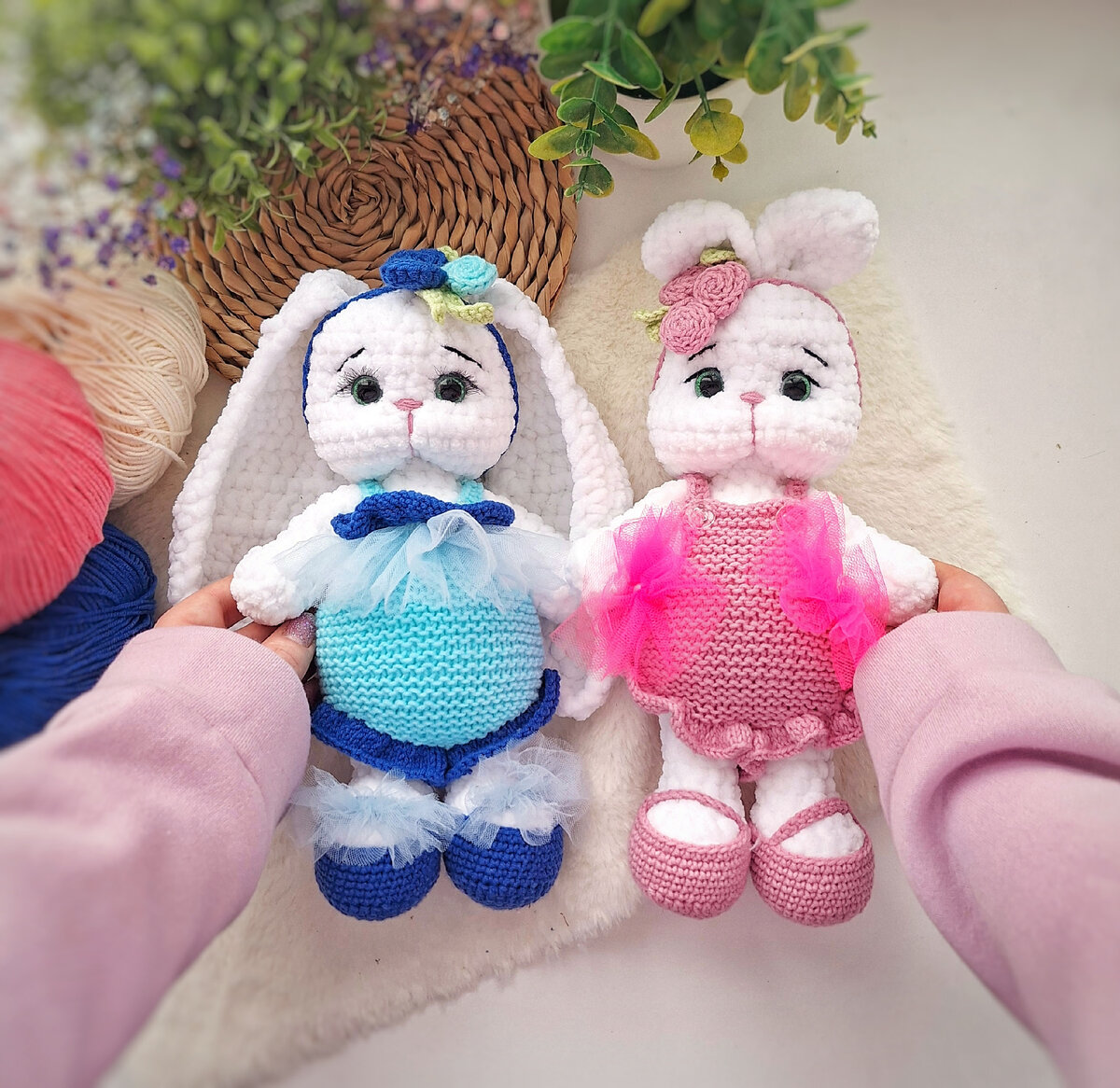 Бесплатный мастер класс "ЗАЯ" от @petelka_babytoysРост игрушки 24-26см. Ножки,тело и голова вяжутся одной деталью.Пришиваются только ручки и ушки,причём в мк два описания ушек(короткие и длинные).Материалы:Крючок номер 4.0Пряжа с метражом 100гр/120м (Вуланс, хималая, ярнарт дольче)Глазки 14 ммНаполнительИгла для утяжкиНожки1.6 сбн в КА2.6 приб(12)3.(1сбн,приб)*6(18)4.(5сбн,приб)*3(21)5.21 сбн 6.2 уб, 2 сбн, 2 уб, 5 сбн, уб, 4 сбн(16)7.2 уб,1сбн, 2уб, 2 сбн, уб, 3 сбн(11)8.1 сбн, уб, 8 сбн(10)9-11.(3р)10 сбнНаполняем ножки.На левой ножке нить отрезаем. На правой нить оставляем и продолжаем вязать тело. Набираем 2 в.п,присоединяем левую ножку с помощью сбн. Ставим маркер, здесь начало нового ряда. 9 сбн, 1 сбн провязываем в петлю присоединения. 2 сбн по воздушным петлям,1 сбн под столбик откуда вывязывавяли воздушные петли,9 сбн,2 сбн по в.п(24)2. 9 сбн, приб,2сбн, приб,9 сбн, 2 приб(28)3.9 сбн, (приб,1сбн)*3,10 сбн,приб,1сбн,приб(33)4.13 сбн,(1сбн, приб)*2,16 сбн(35)5-9.(5р)35 сбн10.6 сбн, (уб,1сбн)*5,14 сбн(30)11.(3сбн,уб)*6(24)12.24сбн13.(2сбн,уб)*6(18)14.18 сбн15.(4сбн,уб)*3(15)16.(3сбн,уб)*3(12)17.12 сбнНаполняем тело.Далее вяжем голову,отсчёт заново. 1.12 приб (24)2.(1сбн,приб)*12 (36)3-6. (4р.) 36 сбн7.(4 сбн,уб)*6 (30)8-10.(3р.) 30 сбнВставляем глаза между 7 и 8 р, на расстоянии (при вставленных глазах)4 сбн. 11.(3сбн,уб)*6(24)12.(2сбн,уб)*6(18)13.(1сбн,уб)*6(12)14.6 уб(6)Затягиваем 6 сбн.Уши(короткие)1.5сбн в КА2.5приб (10)3.(2сбн,приб)*3,1 сбн (13)4-8.(5р) 13 сбнСкладываем деталь и провязываем 5 сбн. Складываем ещё раз пополам и закрепляем.  Оставляем нить для пришивания к голове.Уши(длинные)1.6в.п.Со 2-ой от крючка 5 пссн,в.п.,поворот 2-6.(5р)5пссн,в.п.,поворот 7.приб,3пссн,приб (7)8.7пссн,в.п.,поворот9.приб,5пссн, приб, в.п.,поворот10.9пссн,в.п.,поворот11.приб,7пссн,приб(11)12-15.(4р)11пссн,в.п.,поворот16.уб,7пссн,уб,в.п,поворот(9)17.уб,5пссн,уб,в.п,поворот(7)18.7пссн,в.п,поворот19.уб,3пссн,уб,в.п,поворот(5)20.уб,1пссн,уб,в.п,поворот(3)21.уб.Обвязываем ухо сбнРуки1.6сбн в КА2.6 приб(12)3.12 сбн4.3 уб,6 сбн(9)5.1 сбн,уб, 6 сбн(8)6-9.(4р)8 сбнСкладываем пополам и провязываем 3 сбн.