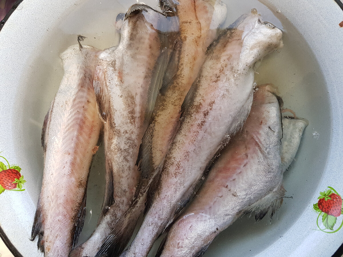 рыбу лучше разделывать в тазике с водой, ну или в раковине под проточной водой