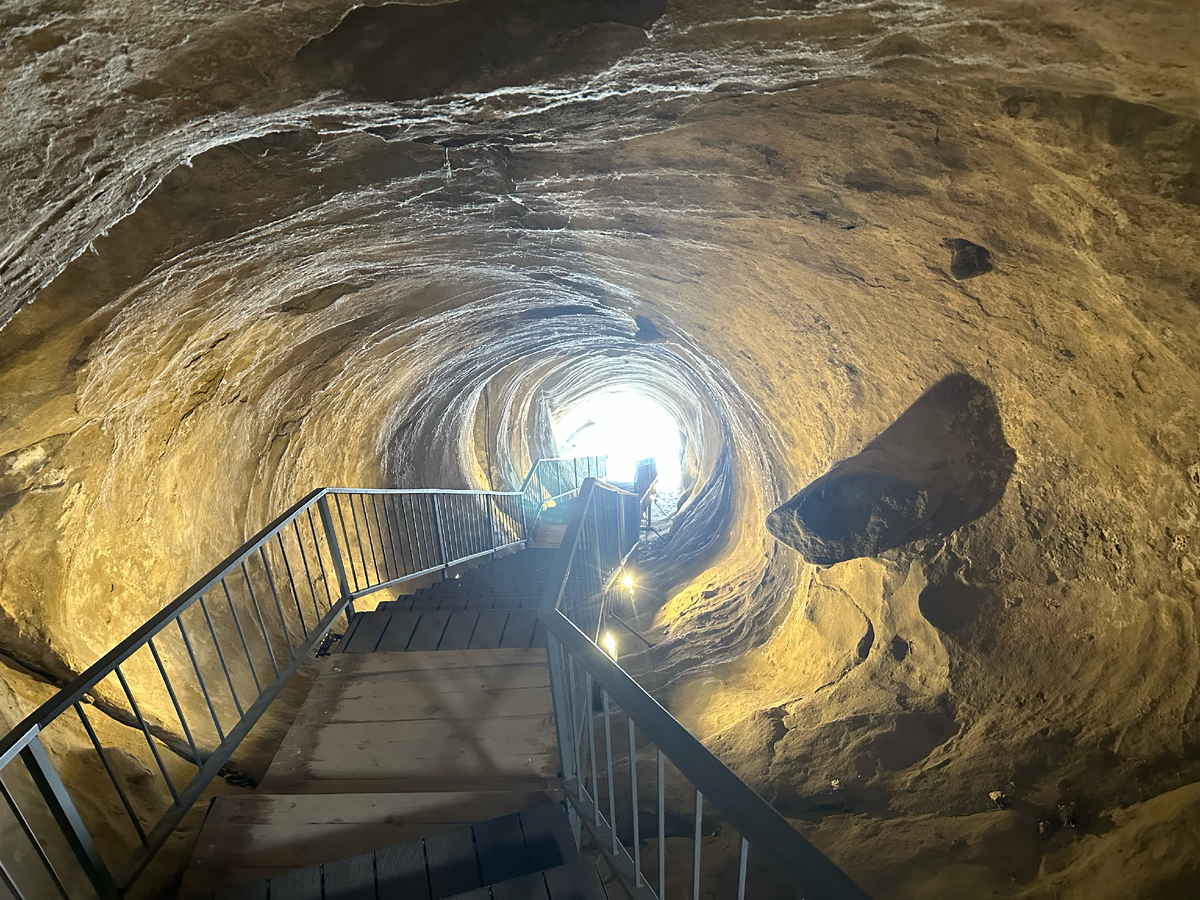 Тоннель выглядит вот так. По нему пробирались в город во время осады или, наоборот, выбирались из города