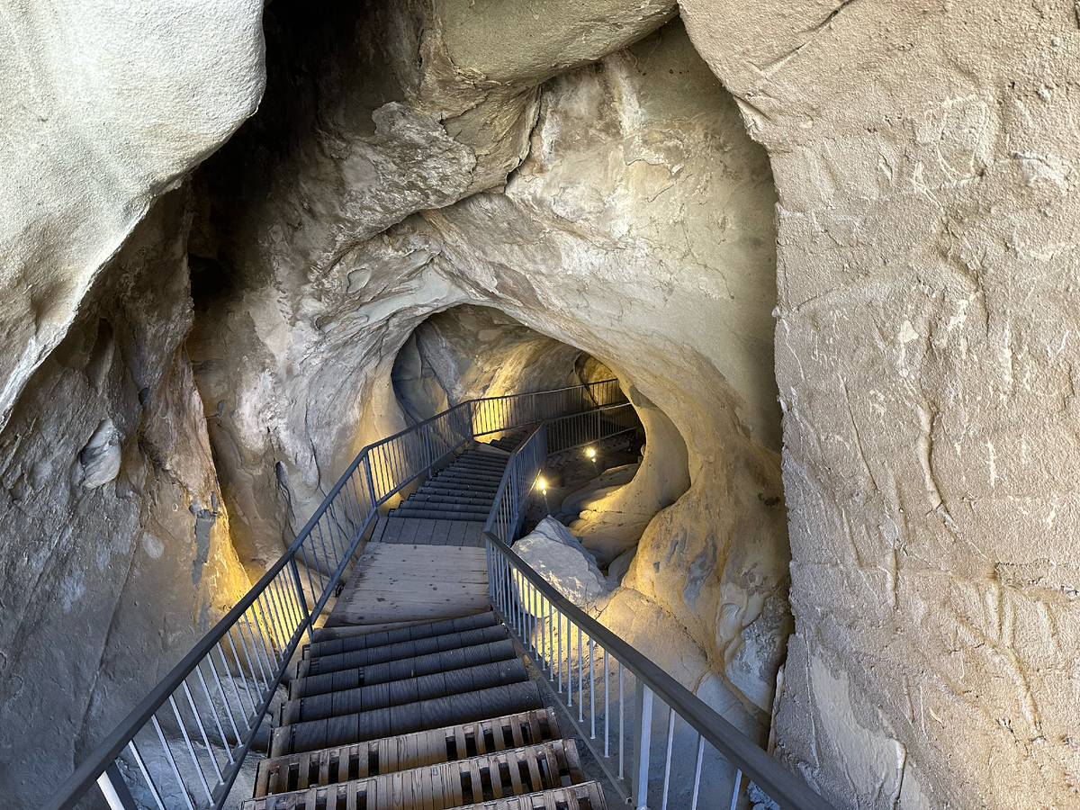 Конечно, раньше лестница была прорублена прямо в породе, однако дожди ее смыли за столько столетий