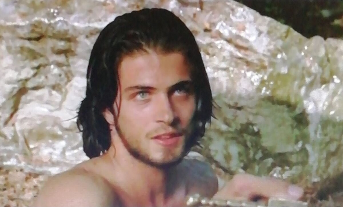 Яшар карабкается на утёс