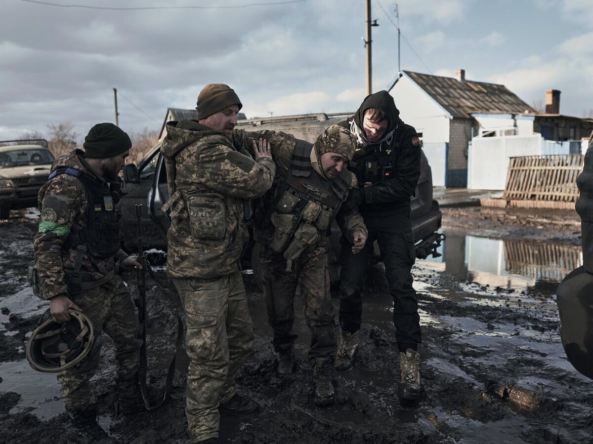    Раненые украинские солдаты© AP Photo / Libkos