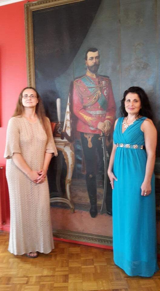 Александра (слева) после концерта в Русском Доме Сен-Женевьев-дю-Буа после концерта 