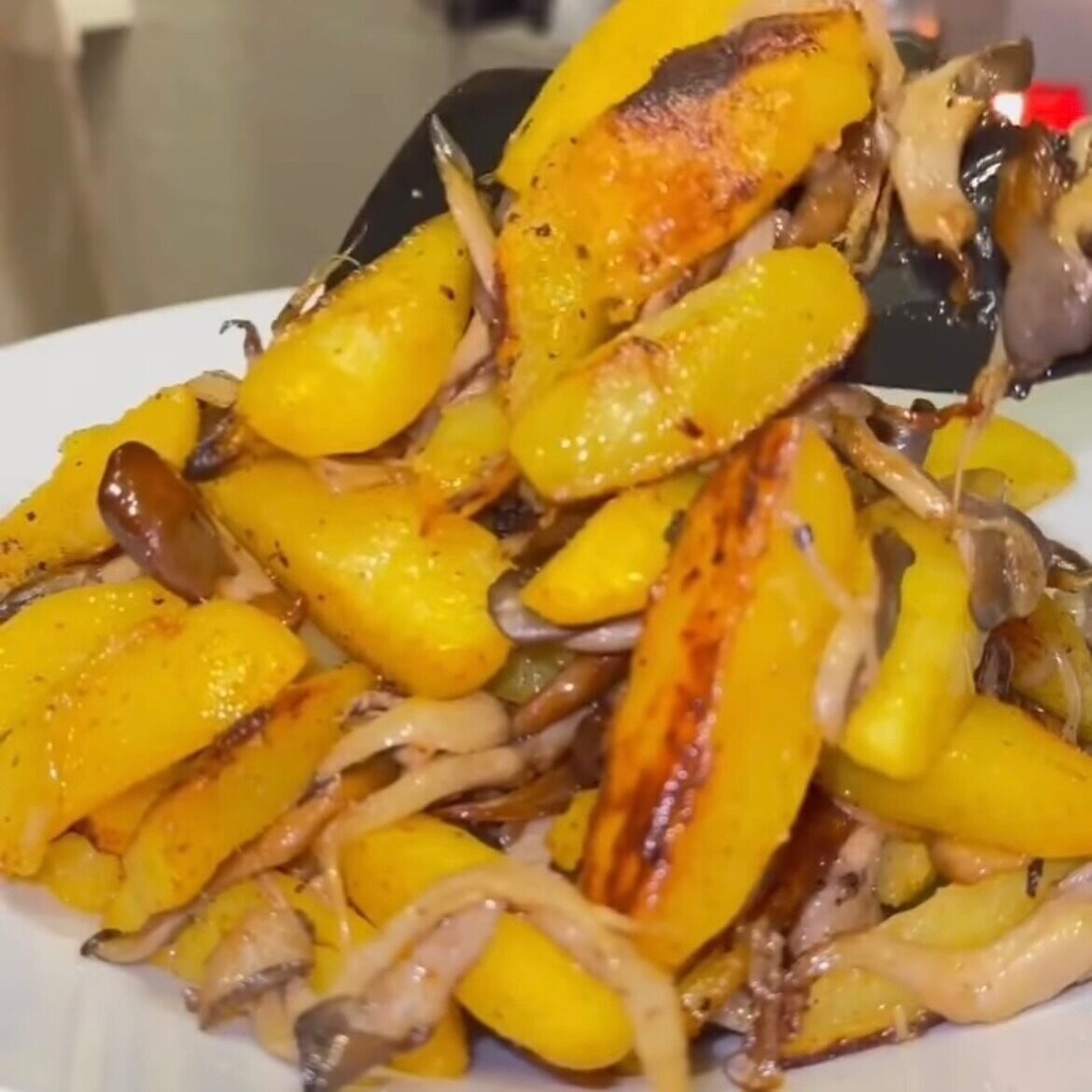 Картофель с грибами.

Ингредиенты:
Картофель
Грибы вешенки
Лук
Масло растительное-50 гр.
Специи для картофеля: соль, перец, куркума «обязательно», для жареной картошки, паприка.
Специи для Грибов: соль, перец, мускатный орех.

Готовим:
Картошку заправляем специями, добавляем масло, перемешиваем и отправляем в разогретую духовку до 180 гр. до готовности (примерно 30-40 мин.) 
Один раз нужно перемешать в процессе приготовления.
Грибы разделить на небольшие волокна, обжарить на небольшом количестве растительного масла, до испарения жидкости. В этих грибах жидкость испаряется быстро.
Добавить лук нарезанный перьями.
И обжарить до золотистой корочки на среднем огне. Периодически перемешивая.
Соединить с картофелем и перемешать. Готово!