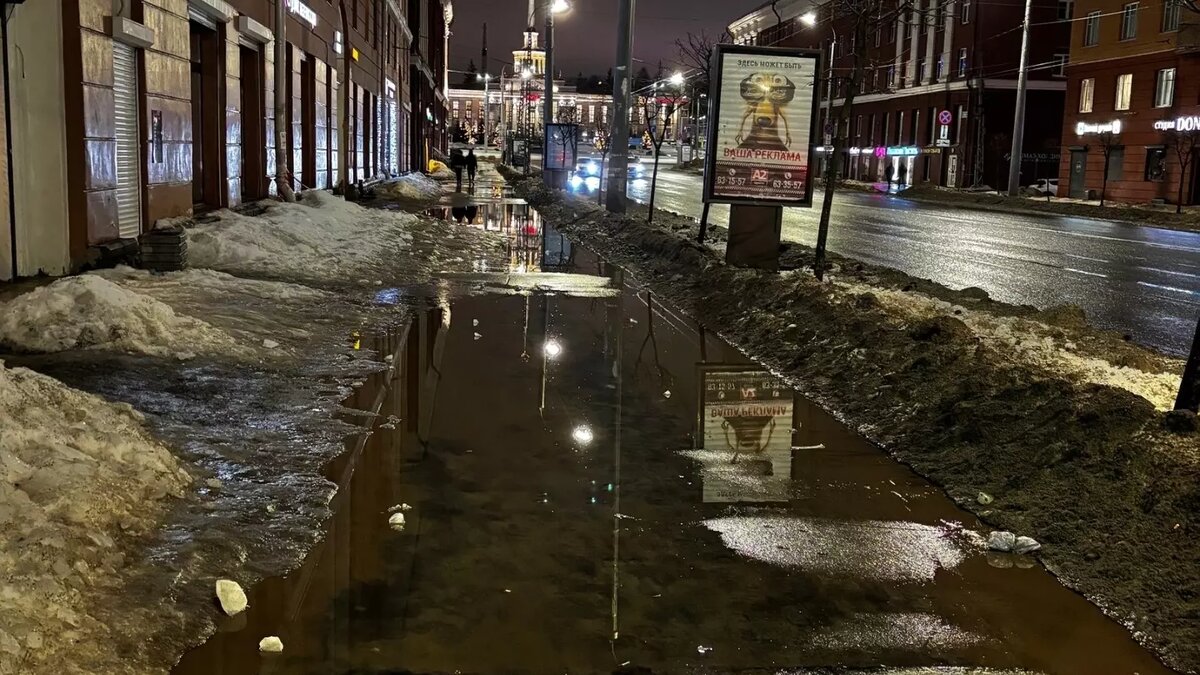     Жители карельской столицы возмущаются состоянием города после потепления.