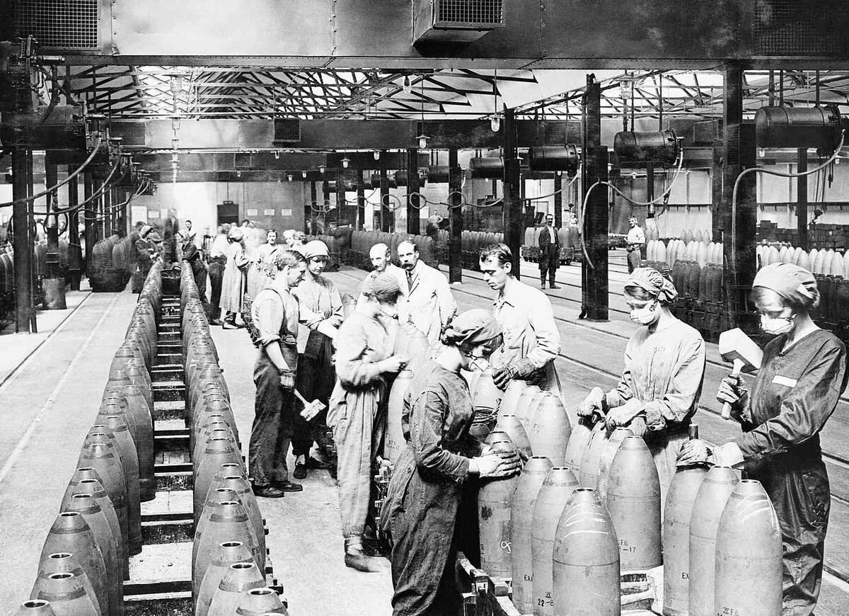 Женщины собирают артиллерийские боеприпасы во время Первой Мировой войны.