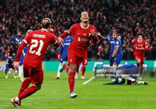 Финальный матч Кубка английской лиги между «Челси» и «Ливерпулем» завершился победой мерсисайдцев со счетом 0:1.

В основное время игры счет не был открыт. Судьи не засчитали два гола. На 118-й минуте передачу Цимикаса Ван Дейк реализовал в гол.

Таким образом, «Ливерпуль» выиграл Кубок английской лиги.