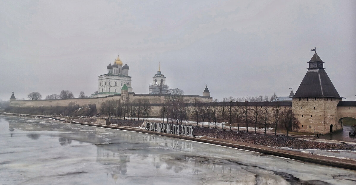 Сфоткать такой вид можно с моста. Кремль можно обойти с наружной стороны вдоль набережной.