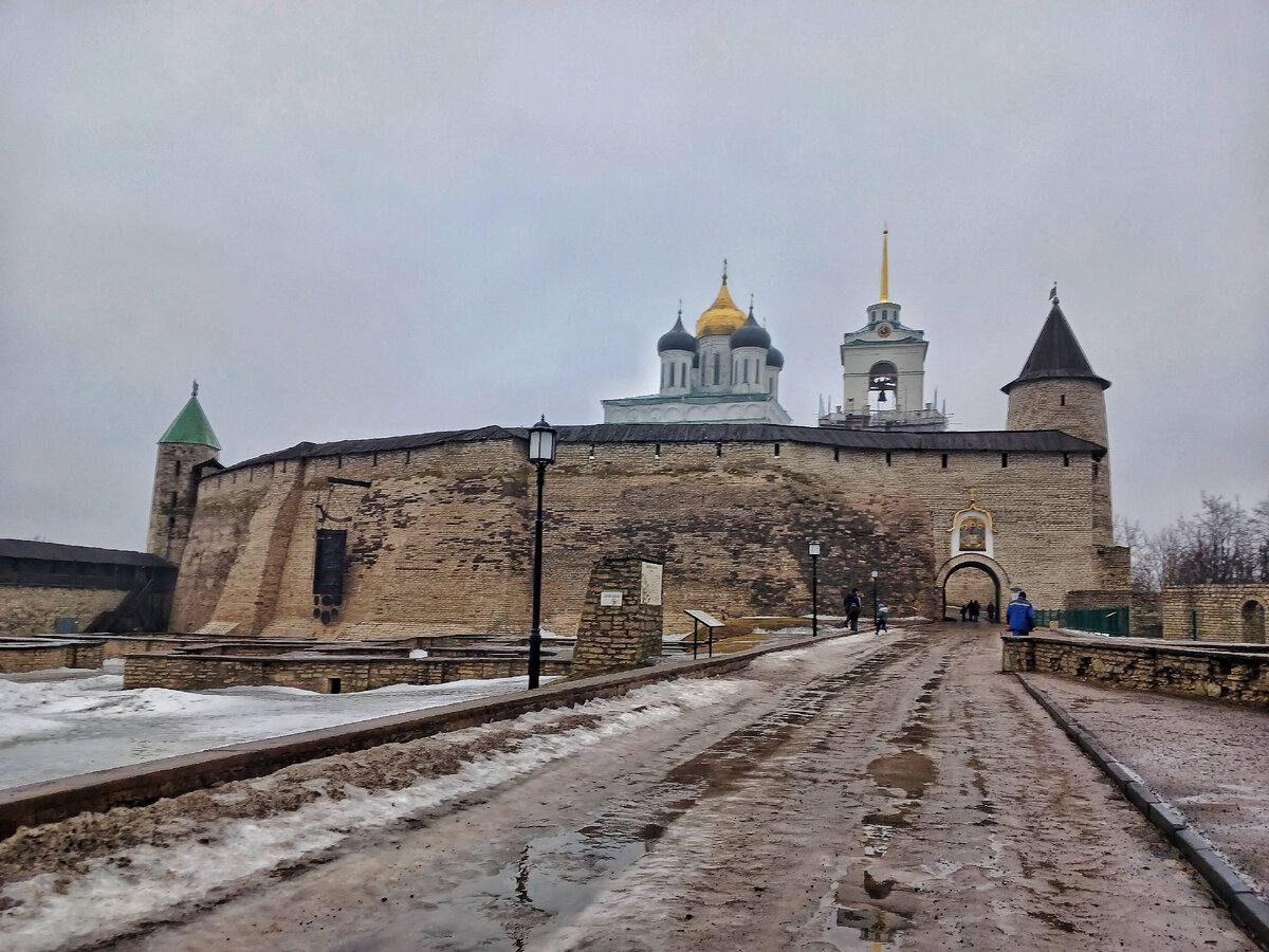 Вход в Кремль "просто посмотреть" платный, а с посещением музеев еще платнее. Я выбрала просто обзор.