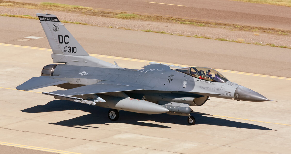 Истребитель f-16 «файтинг фалкон». F16c ввс турции. F 16 falcon. Ф 16 истребитель. Ф16 штурмовик.