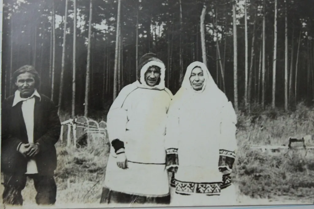 Фото 2. Крайний справа - Николай Васильевич Анямов в мансийской одежде.