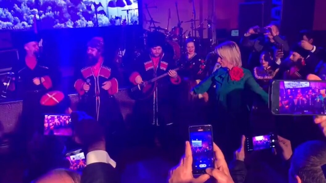 Сделай танцуй. Вог танец эстетика. Музыка для растяжки. Фотосессия парящая модель. Японская игра разноцветный пол танцуют.