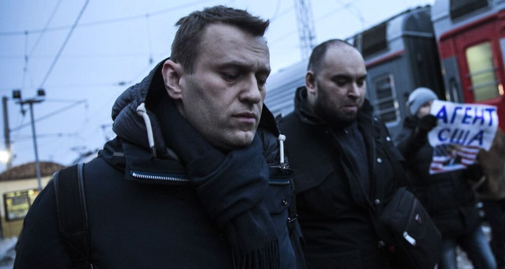 Алексей Навальный - уроженец деревни Бутынь Одинцовского района Московской области был юристом, а также известным российским политиком, оппозиционером, общественным деятелем и видеоблогером.-1-3